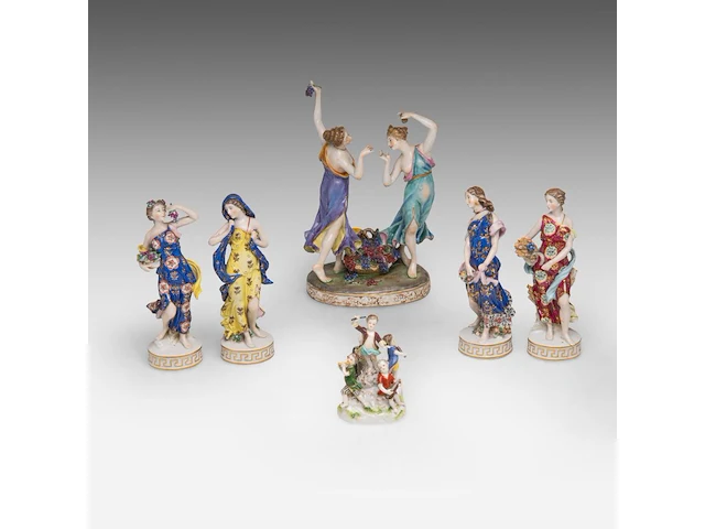 A collection of polychrome saxony porcelain figurine groups, h 29 cm (tallest) - afbeelding 1 van  19