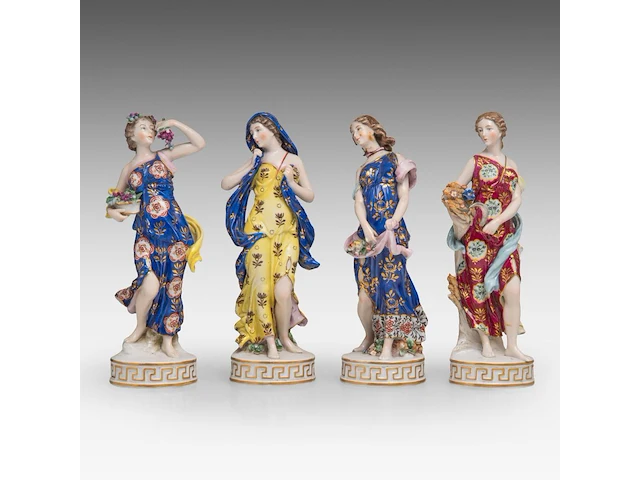 A collection of polychrome saxony porcelain figurine groups, h 29 cm (tallest) - afbeelding 12 van  19