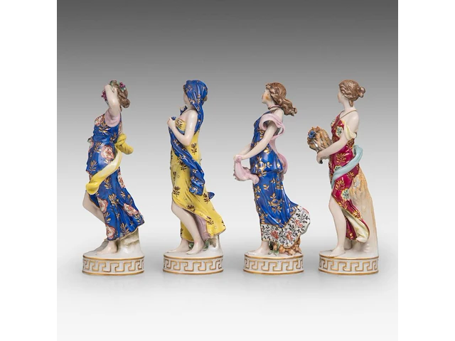 A collection of polychrome saxony porcelain figurine groups, h 29 cm (tallest) - afbeelding 13 van  19