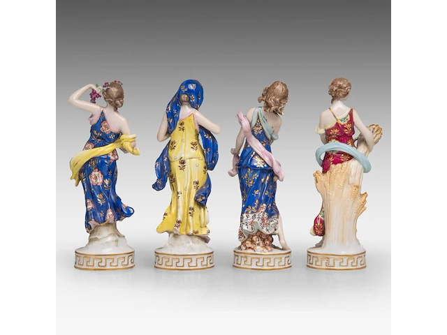 A collection of polychrome saxony porcelain figurine groups, h 29 cm (tallest) - afbeelding 14 van  19
