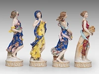 A collection of polychrome saxony porcelain figurine groups, h 29 cm (tallest) - afbeelding 15 van  19
