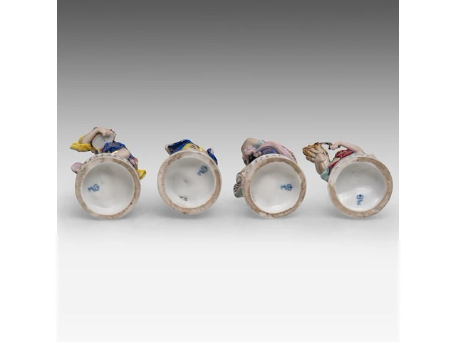A collection of polychrome saxony porcelain figurine groups, h 29 cm (tallest) - afbeelding 16 van  19