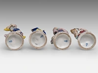 A collection of polychrome saxony porcelain figurine groups, h 29 cm (tallest) - afbeelding 16 van  19