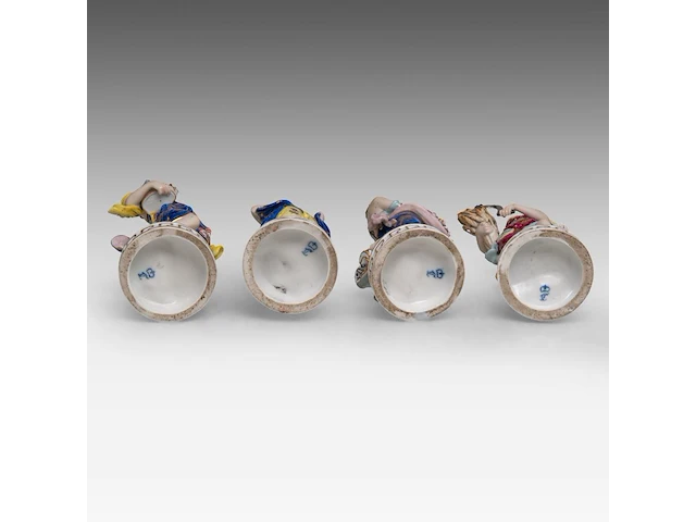 A collection of polychrome saxony porcelain figurine groups, h 29 cm (tallest) - afbeelding 17 van  19