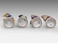 A collection of polychrome saxony porcelain figurine groups, h 29 cm (tallest) - afbeelding 17 van  19