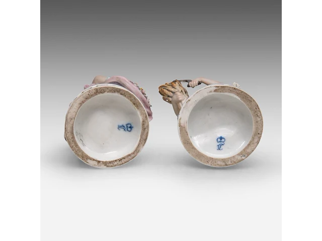 A collection of polychrome saxony porcelain figurine groups, h 29 cm (tallest) - afbeelding 18 van  19