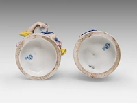 A collection of polychrome saxony porcelain figurine groups, h 29 cm (tallest) - afbeelding 19 van  19