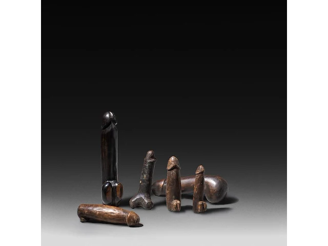 A collection of six small tribal fertility cult phalluses, d.r. congo, h 24 cm (tallest) - afbeelding 1 van  5