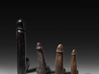 A collection of six small tribal fertility cult phalluses, d.r. congo, h 24 cm (tallest) - afbeelding 2 van  5