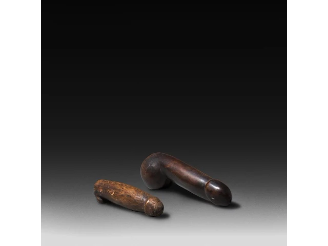 A collection of six small tribal fertility cult phalluses, d.r. congo, h 24 cm (tallest) - afbeelding 4 van  5