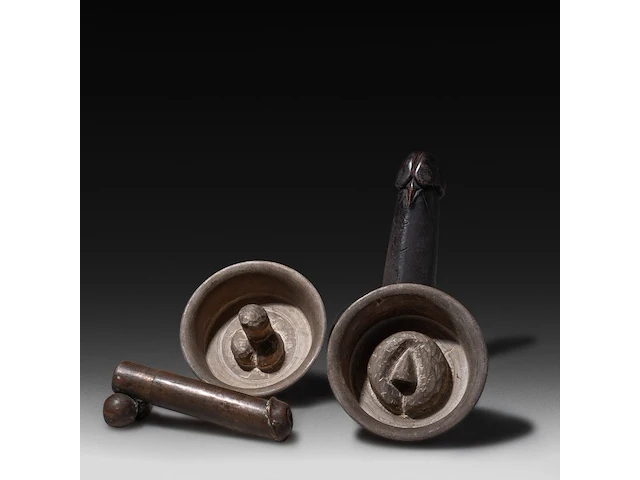 A collection of southeast asian fertility items, bhutan and others, h 23,5 cm (tallest) - afbeelding 1 van  8