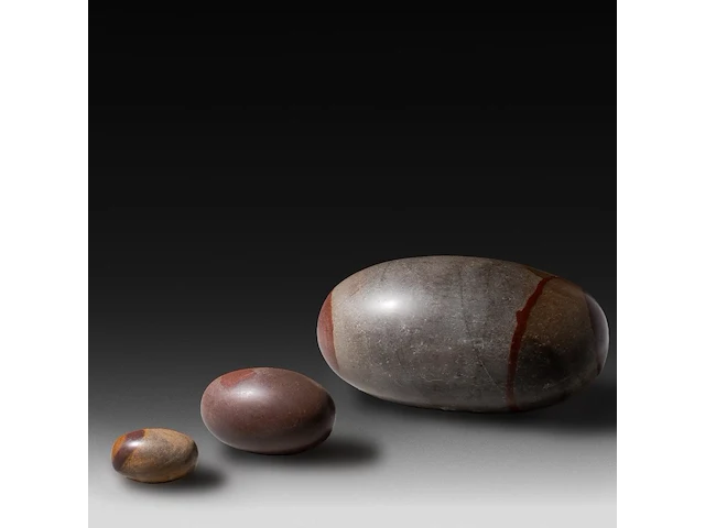 A collection of tantric shiva lingams and one silver lingam (narmada bana) hanger, india, h 34 cm (tallest) - afbeelding 2 van  5