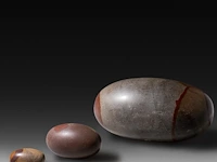 A collection of tantric shiva lingams and one silver lingam (narmada bana) hanger, india, h 34 cm (tallest) - afbeelding 2 van  5