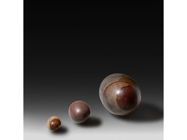 A collection of tantric shiva lingams and one silver lingam (narmada bana) hanger, india, h 34 cm (tallest) - afbeelding 3 van  5