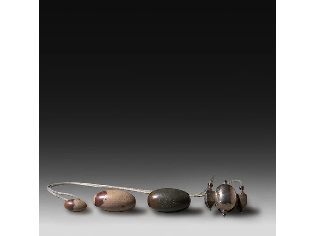 A collection of tantric shiva lingams and one silver lingam (narmada bana) hanger, india, h 34 cm (tallest) - afbeelding 4 van  5