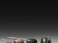A collection of tantric shiva lingams and one silver lingam (narmada bana) hanger, india, h 34 cm (tallest) - afbeelding 4 van  5