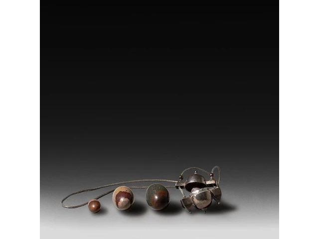 A collection of tantric shiva lingams and one silver lingam (narmada bana) hanger, india, h 34 cm (tallest) - afbeelding 5 van  5