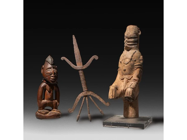 A collection of three african tribal fertility items, h 29 cm (tallest) - afbeelding 1 van  5