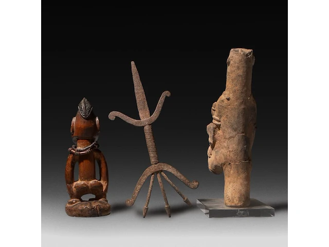 A collection of three african tribal fertility items, h 29 cm (tallest) - afbeelding 2 van  5