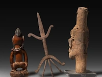 A collection of three african tribal fertility items, h 29 cm (tallest) - afbeelding 2 van  5
