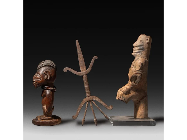 A collection of three african tribal fertility items, h 29 cm (tallest) - afbeelding 3 van  5