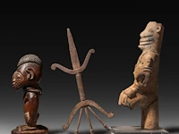 A collection of three african tribal fertility items, h 29 cm (tallest) - afbeelding 3 van  5