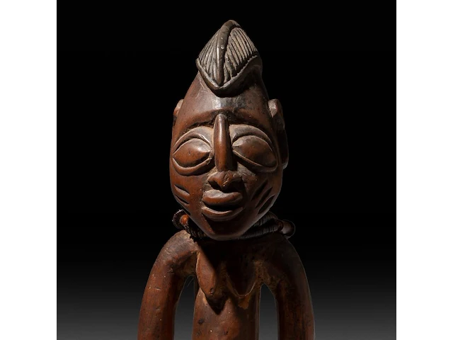 A collection of three african tribal fertility items, h 29 cm (tallest) - afbeelding 4 van  5