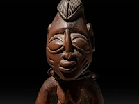 A collection of three african tribal fertility items, h 29 cm (tallest) - afbeelding 4 van  5