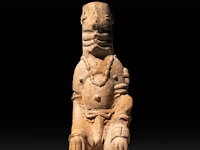 A collection of three african tribal fertility items, h 29 cm (tallest) - afbeelding 5 van  5
