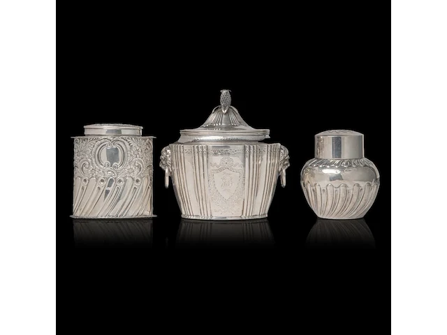A collection of three english silver tea caddies, h 10 - 14,5 cm, total weight: 770 g - afbeelding 1 van  11