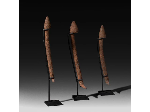 A collection of three iron legba cultus phalluses, voodoo culture, benin, h 20 - 22 cm - afbeelding 2 van  5