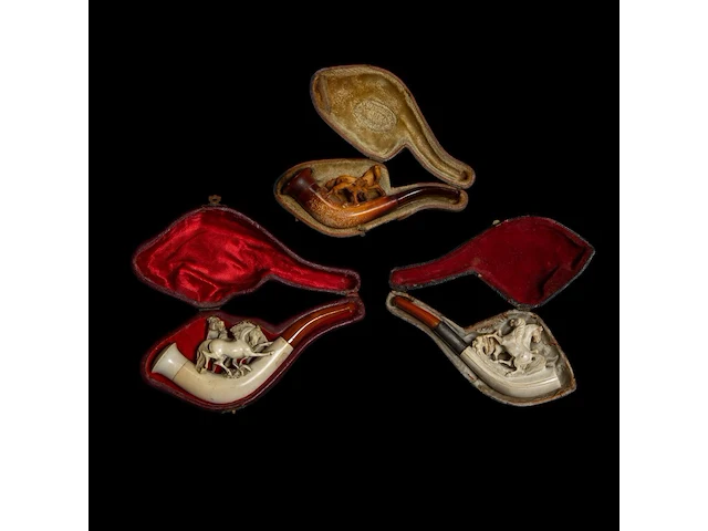 A collection of three meerschaum smoking pipes decorated with horses smallest: 13 cm. (5.12 in.), largest: 16 cm. (6.29 in.) - afbeelding 4 van  4