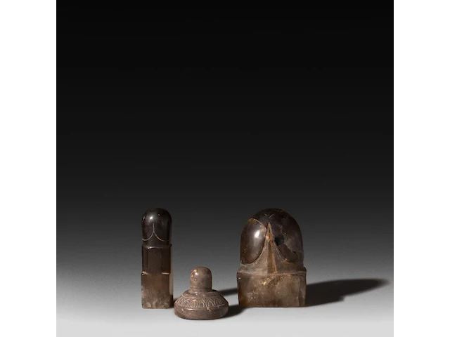 A collection of three rock crystal lingams, khmer, cambodia, h 8 cm (tallest) - afbeelding 1 van  5