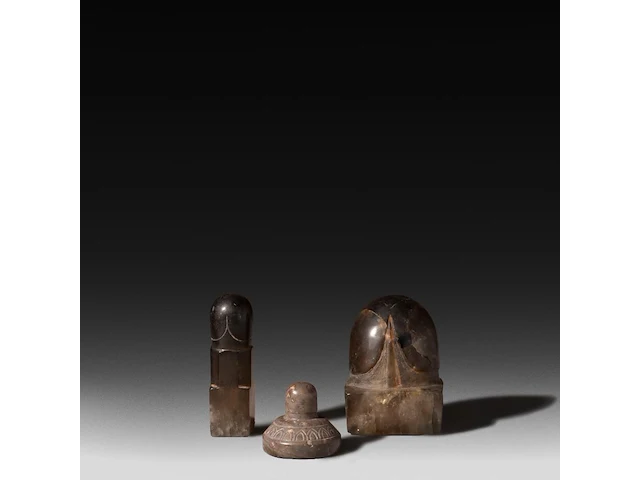 A collection of three rock crystal lingams, khmer, cambodia, h 8 cm (tallest) - afbeelding 2 van  5