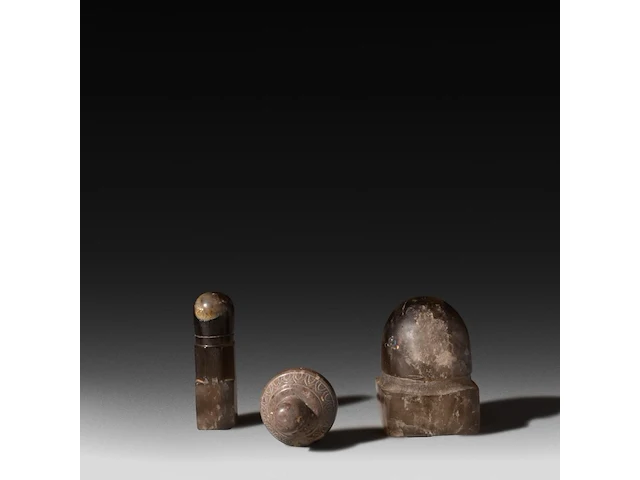 A collection of three rock crystal lingams, khmer, cambodia, h 8 cm (tallest) - afbeelding 4 van  5