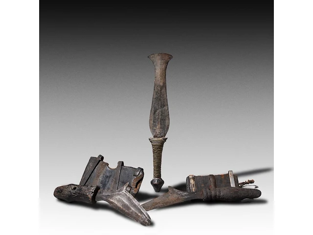 A collection of three tribal circumcision knives, burkina faso and d.r. congo, l 20 cm (tallest) - afbeelding 1 van  3