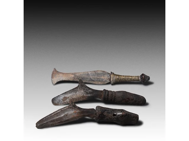 A collection of three tribal circumcision knives, burkina faso and d.r. congo, l 20 cm (tallest) - afbeelding 2 van  3