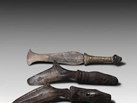 A collection of three tribal circumcision knives, burkina faso and d.r. congo, l 20 cm (tallest) - afbeelding 2 van  3