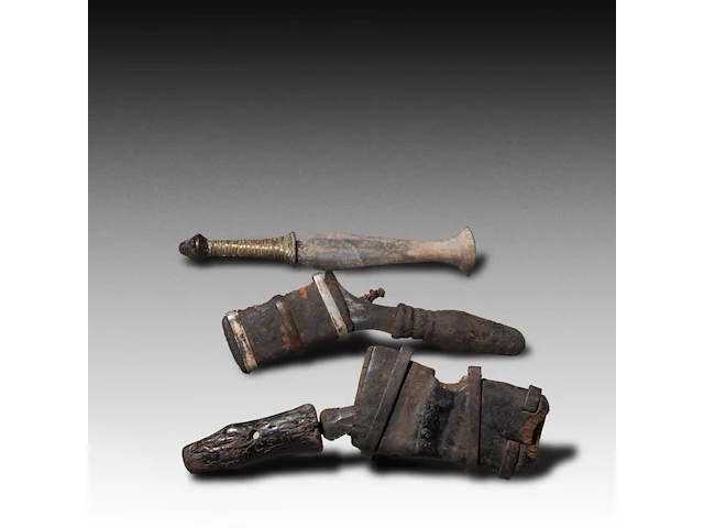 A collection of three tribal circumcision knives, burkina faso and d.r. congo, l 20 cm (tallest) - afbeelding 3 van  3