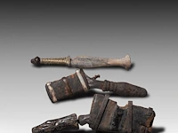 A collection of three tribal circumcision knives, burkina faso and d.r. congo, l 20 cm (tallest) - afbeelding 3 van  3