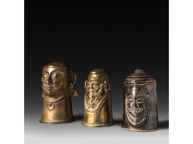 A collection of two brass and one silver ekamukha lingam covers with shiva's head, india 13 cm. (5.12 in.) - afbeelding 1 van  6