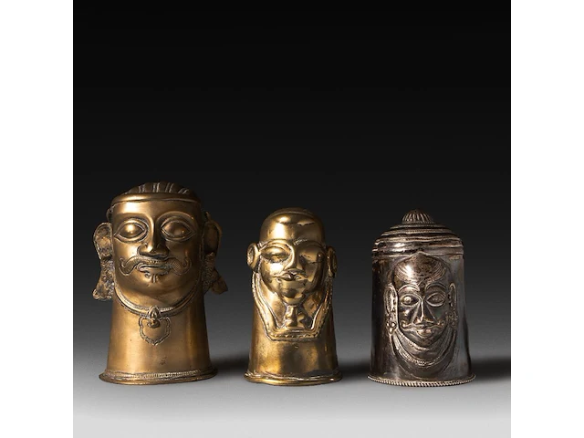 A collection of two brass and one silver ekamukha lingam covers with shiva's head, india 13 cm. (5.12 in.) - afbeelding 2 van  6
