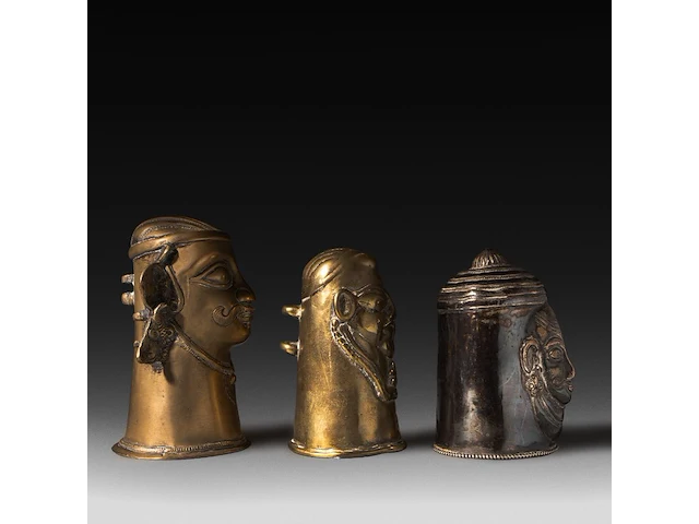 A collection of two brass and one silver ekamukha lingam covers with shiva's head, india 13 cm. (5.12 in.) - afbeelding 3 van  6