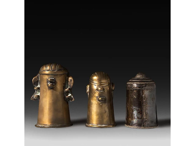 A collection of two brass and one silver ekamukha lingam covers with shiva's head, india 13 cm. (5.12 in.) - afbeelding 4 van  6