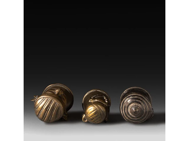 A collection of two brass and one silver ekamukha lingam covers with shiva's head, india 13 cm. (5.12 in.) - afbeelding 5 van  6