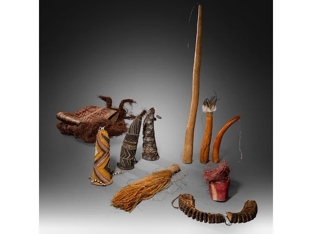 A collection of various penis sheaths, indonesia, and a papuan apron, l 72 cm (the largest sheath) - afbeelding 1 van  7