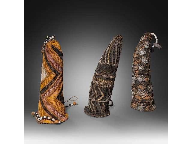 A collection of various penis sheaths, indonesia, and a papuan apron, l 72 cm (the largest sheath) - afbeelding 3 van  7