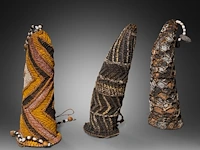A collection of various penis sheaths, indonesia, and a papuan apron, l 72 cm (the largest sheath) - afbeelding 3 van  7