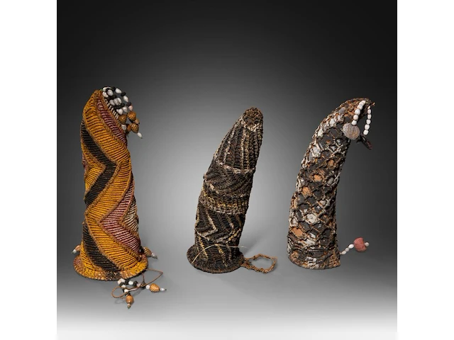 A collection of various penis sheaths, indonesia, and a papuan apron, l 72 cm (the largest sheath) - afbeelding 4 van  7