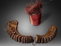 A collection of various penis sheaths, indonesia, and a papuan apron, l 72 cm (the largest sheath) - afbeelding 5 van  7